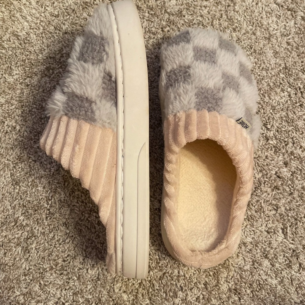 Home Woman’s Slippers Size 9.5